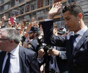 Đàn anh trốn thuế đi tù 7 tháng, Ronaldo nghe tin “tim đập chân run”