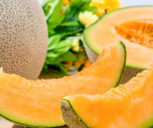 Dưa lưới Nhật đấu giá bằng chiếc ô tô, dân giàu Việt tranh nhau mua