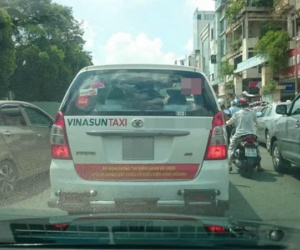Hàng loạt taxi ở Sài Gòn dán decal phản đối Uber và Grab, Đại diện Vinasun nói: "Tài xế tự phát, nhưng khẩu hiệu không đến nỗi quá đáng"