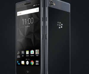Smartphone BlackBerry chống nước đầu tiên ra mắt, giá 463 USD