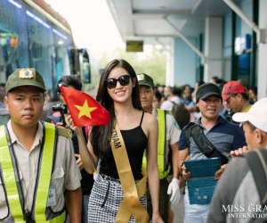 Thí sinh Hoa hậu Hòa bình được khán giả vây kín khi đến Quảng Bình