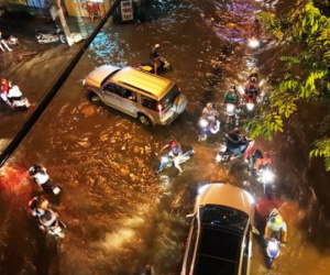 Triều cường ở Sài Gòn đạt đỉnh 1.64m, người dân vật lộn trong biển nước