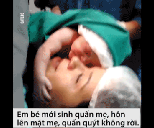 Video: Em bé mới chào đời ôm mặt mẹ, quấn quýt không rời