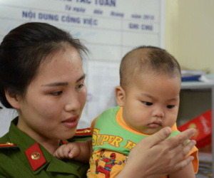 Xét nghiệm ADN bé trai được nữ thiếu úy công an cho bú: Đúng huyết thống bố mới được đón con về