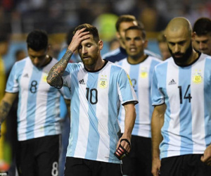 Argentina trước “cửa tử”: Messi sợ nôn khan, chơi bóng với… đá