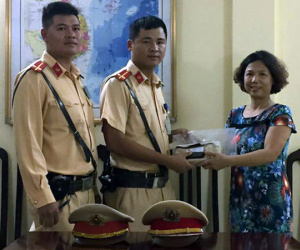CSGT Hà Nội đuổi theo xe buýt tìm người đánh rơi 40 triệu đồng