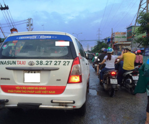 Dán băng rôn phản đối Uber, Grab là tiêu cực, tự phát và không phù hợp