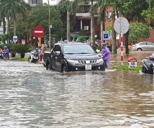 Đường phố Hà Tĩnh - Nghệ An thành sông sau đêm mưa lớn