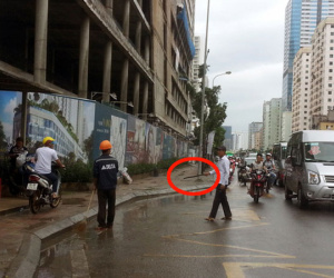Hà Nội: Hú hồn vì thanh sắt “từ trên trời rơi xuống”