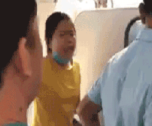 Hành khách bức xúc vì chuyến bay của Jestar bị delay suốt 21 giờ: Hãng lên tiếng do thời tiết xấu, máy bay bị sét đánh
