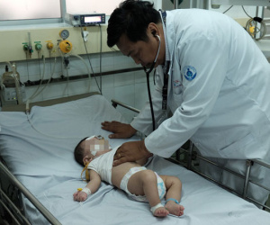 TP.HCM: Mẹ cho tắm liền sau khi bú no, bé gái 20 ngày tuổi sặc sữa ngưng thở