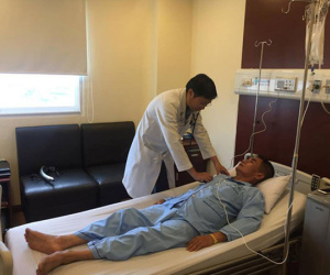 Tự điều trị đau bụng, người đàn ông suýt chết