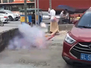 Video: Chú rể bị bạn trói vào cột cùng cả dây pháo nổ sau lưng