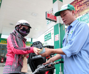 Xăng đã có thể giảm giá sâu hơn ?
