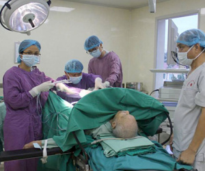 Cắt bao quy đầu, u tuyến tiền liệt cho cụ 104 tuổi