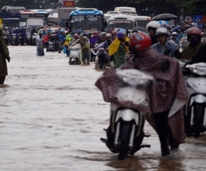 Dòng xe ùn tắc 2 km trong cảnh ngập lụt