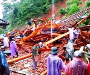 Nghệ An: Gia đình đang ngủ say, nhà gỗ tiền tỷ rung lắc rồi đổ sập trong tích tắc