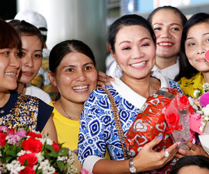 Ngọc Huyền được chào đón nồng nhiệt trong lần đầu về nước biểu diễn