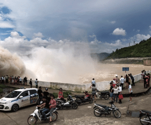 Thủy điện Hòa Bình mở cửa xả lũ, người dân khẩn trương ứng phó