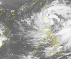 Bão Khanun sắp vào Biển Đông