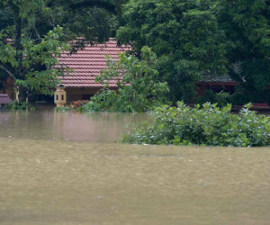 Chùm ảnh: Ninh Bình nhiều nơi nước ngập quá 2m, đường vào khu du lịch Bái Đính bị cô lập
