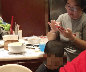 Đang trong nhà hàng thì con buồn tè, người mẹ này thản nhiên cho con tè ra bát ăn cơm