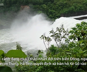 Video: Hồ Kẻ Gỗ mở cửa xả, nước ầm ầm đổ xuống