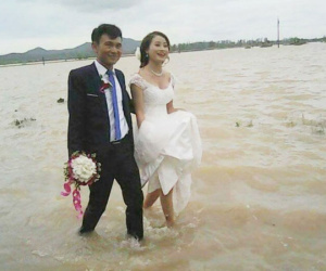 Nước ngập mênh mông, các cặp đôi ở Nghệ An vẫn quyết tâm "chạy lũ" tổ chức đám cưới