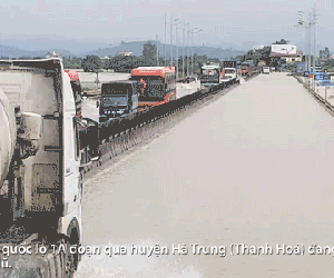 Video: Quốc lộ 1A qua Thanh Hoá ngập trong trong nước lũ