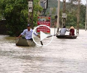 Video: Vỡ đê bao, dân vùng ven Hà Nội bơi thuyền trong ngõ xóm