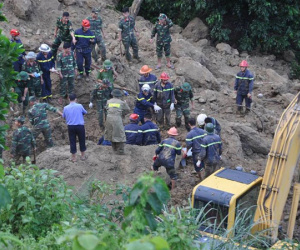 Vụ sạt lở 18 người bị vùi lấp ở Hòa Bình: Mưa lớn khiến công tác tìm kiếm nạn nhân gặp nhiều khó khăn