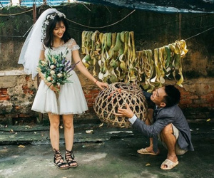 Cặp đôi đi dép tổ ong, mặc áo "cái bang" tạo dáng chụp ảnh cưới rất "bá đạo"