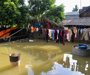 Cuộc sống đảo lộn vì nước lũ tràn vào nhà