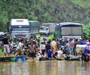 Đường Hà Nội đi Tây Bắc tê liệt do ngập sâu 2m