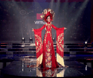 Huyền My mặc quốc phục hoành tráng, tỏa sáng trên sân khấu "Miss Grand International 2017"