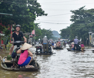 Kiếm tiền triệu mỗi ngày nhờ chở đò qua đường dịp lũ lịch sử