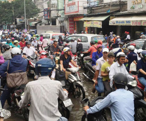 Ngập nước kẹt xe bủa vây, người Sài Gòn như hóa điên vì “chôn chân” trên đường