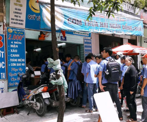 Phát ngôn gây tranh cãi: Sinh viên sức dài vai rộng ăn cơm từ thiện 2.000 đồng là "không có lòng tự trọng"?