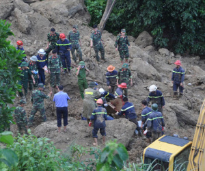 Sạt lở kinh hoàng ở Hoà Bình: "Chúng tôi phải lấy tay để moi đất, đá"