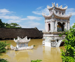 Vì sao miền Bắc và miền Trung thiệt hại nặng đợt mưa lũ này?
