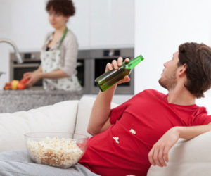 Gánh nặng của những người vợ có chồng tầm gửi