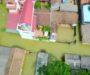Hà Nội chìm trong biển nước sau 5 ngày lũ về, dân đập tường thành lỗ chui lấy lương thực