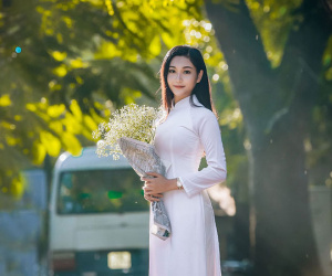 “Hot girl bikini” đẹp tinh khôi bên loài hoa tháng 10 Hà Nội