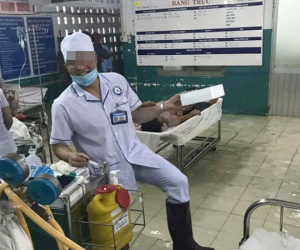Mưa lớn khủng khiếp ở Sài Gòn: Bệnh viện hóa thành sông, bác sĩ mang ủng trực cấp cứu cho bệnh nhân lúc nửa đêm
