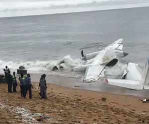 NÓNG: Máy bay vừa cất cánh đã đâm xuống biển ở Bờ Biển Ngà, ít nhất 4 người thiệt mạng