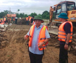 Thanh Hóa: Ai chỉ đạo lao máy xúc tiền tỷ chặn dòng lũ, cứu đê?