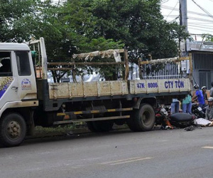 Người đàn ông tông vào xe tải bên đường tử vong