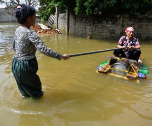 Nước vẫn chưa rút, dân Hà Nội chế bè "đặc chủng"