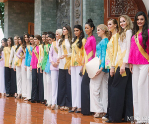 Thí sinh Miss Grand International 2017 diện áo bà ba đi vãn cảnh chùa