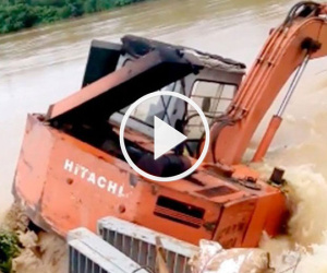 Video: "Ném" cả chiếc máy xúc xuống chặn dòng lũ cứu đê